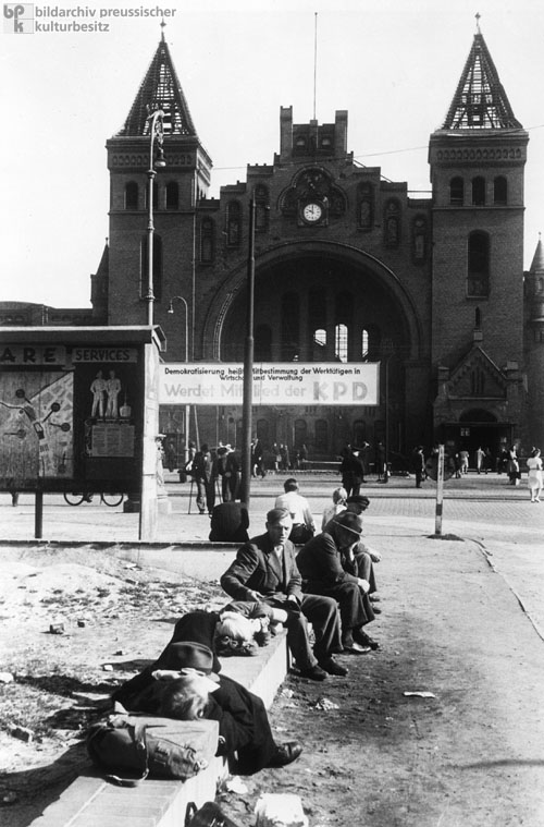 Szene vor dem Bahnhof Hamburg-Altona (1947) 